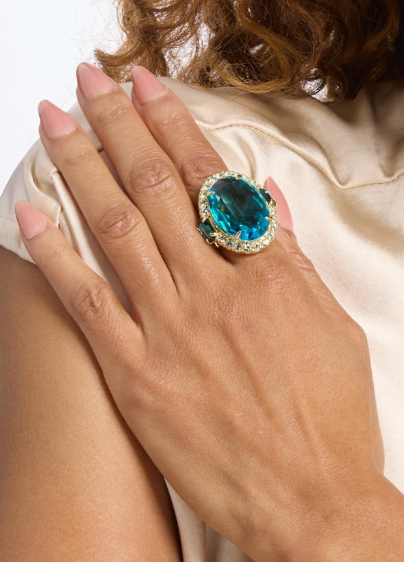 Heidi Daus headshot and jewelry