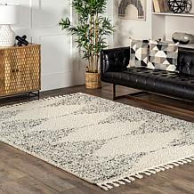 nuLOOM Bria Moroccan Shag Tasseled 5' 3" x 7' 7" Area Rug