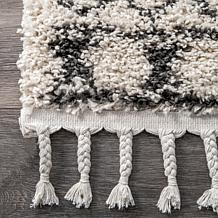 nuLOOM Vasiliki Moroccan Shag Tasseled 2' 6" x 6' Area Rug